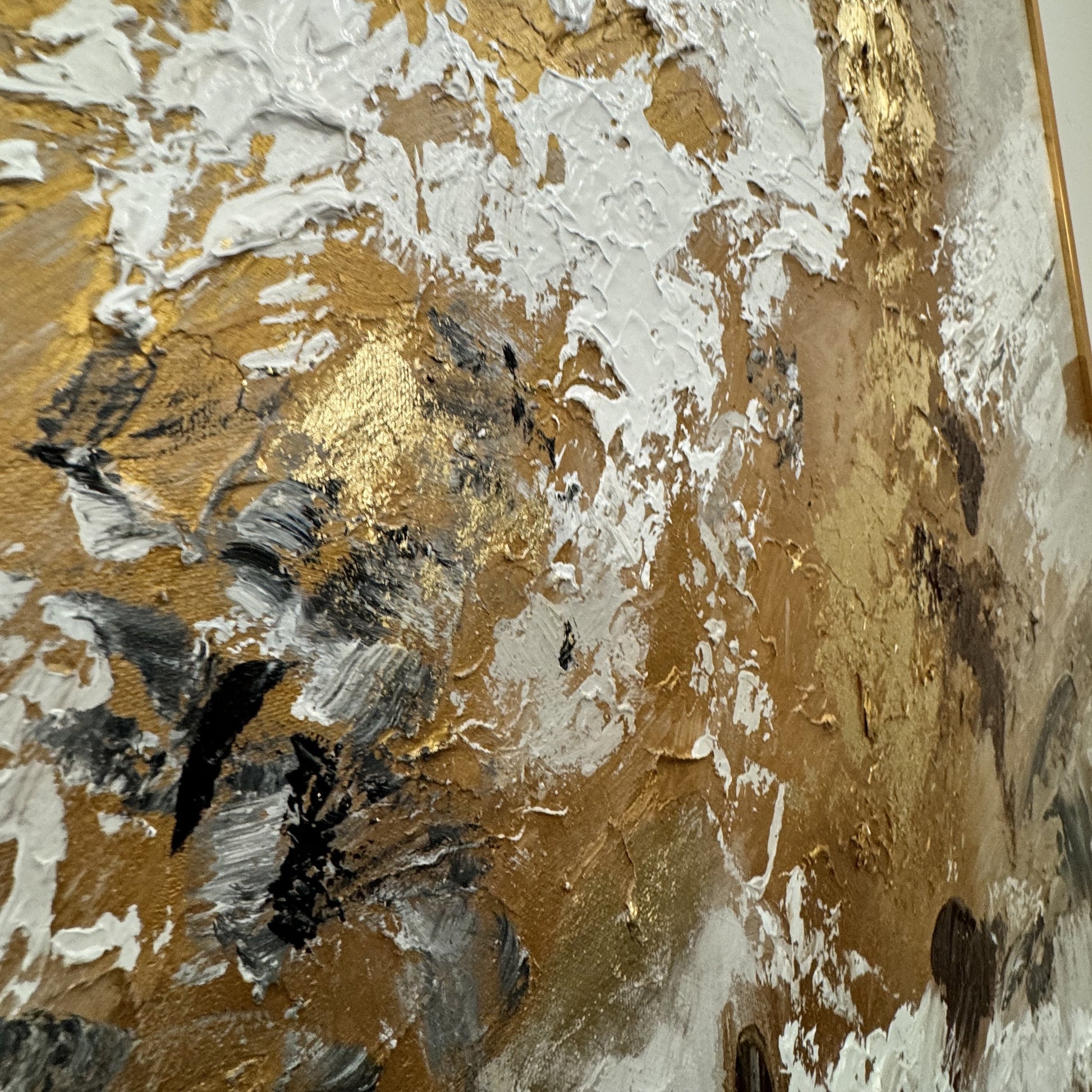 Close view of Aeterna white and gold impasto texture